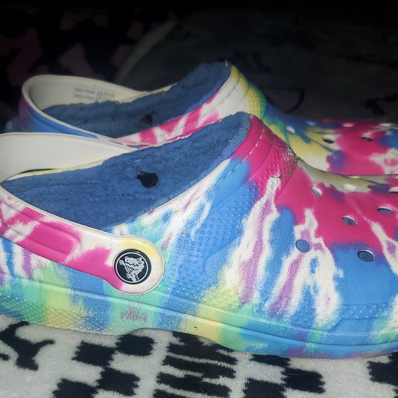 Tye Dyed Crocs With Fur Lining - Picture 5 of 7